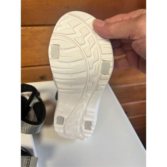 No Brand Little Boys  Sandals (2) Sz 32 (1-1.5) NWOT - Picture 2 of 4